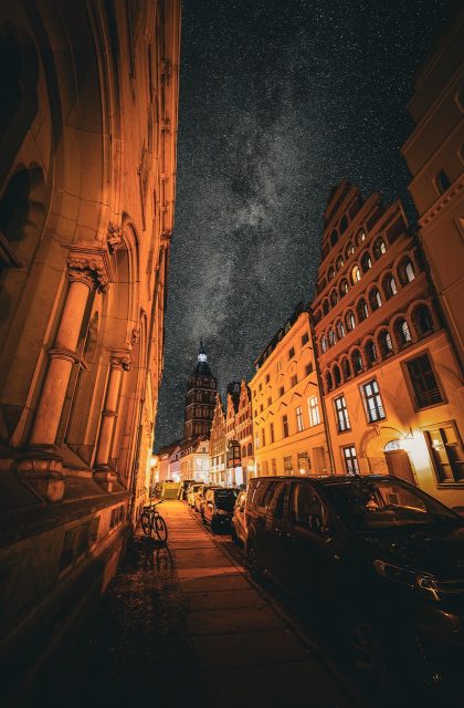 恐怖游戏 App 手机端竖屏界面截图，深色背景上显示类型筛选标签与条目缩略图